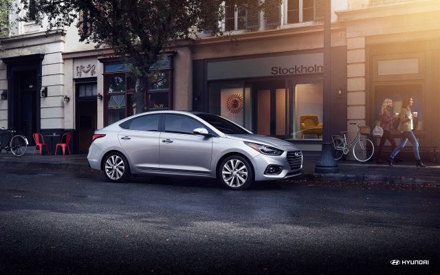 Ngoại thất Hyundai Accent màu bạc được thiết kế theo phong cách hiện đại